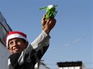 Jeden z malých syrských uprchlík se raduje z dárku od charitativní organizace...
