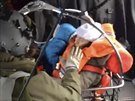Záchranái vytahují do vrtulníku matku s díttem (28. prosince)