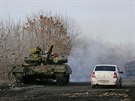 Tank se separatisty projídí po silnici u východoukrajinského msteka Rozsypne...
