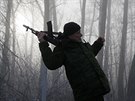 Proruský ozbrojenec na hlídce u obce Pantelejmonovka, severn od Doncku (15....