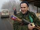 Separatisté hlídkují na kontrolním stanoviti u východoukrajinského msta...