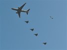 Ptice eských gripen ve formaci s italským tankerem KC-767