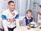 Fotbalový reprezentant Pavel Kadeábek rozdával dárky od Fotbalové asociace...