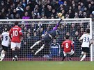 Branká Hugo Lloris z Tottenhamu pedvádí v zápase proti Manchesteru United...