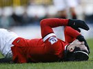 Útoník Radamel Falcao z Manchesteru United se po jednom ze souboj drí za...