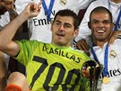 Iker Casillas slaví se spoluhrái z Realu Madrid titul z mistrovství svta...