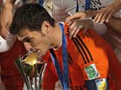 Iker Casillas pebírá pro Real Madrid trofej pro vítze mistrovství svta klub.