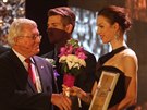 Aneka Drahotová pebírá cenu pro nejlepí eskou juniorku roku 2014.
