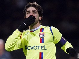 Lyon - Barcelona, Juninho  oslavuje svj gól.