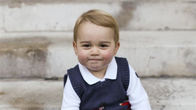 Jeho krlovsk Vsost princ George Alexander Louis z Cambridge zapzoval v prosinci 2014 pro vnon fotku v londnskch Kensingtonskch zahradch.
