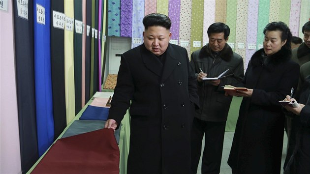 Severokorejsk vdce Kim ong-un na inspekci textilky v Pchjongjangu (20. prosince 2014)