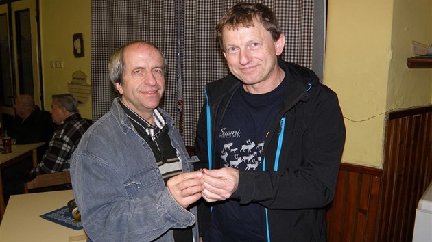 Nlezce meteoritu Tom Holenda s astronomem Pavlem Spurnm (vpravo), kter pesn spotal, kde kmen z vesmru hledat.