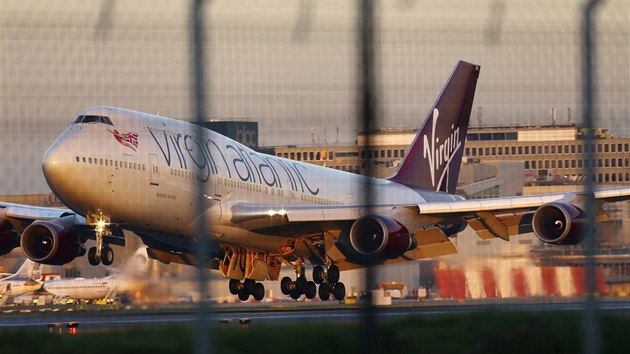 Boeing spolenosti Virgin Atlantic nouzov pistl na londnskm letiti Gatwick (29. prosince 2014)