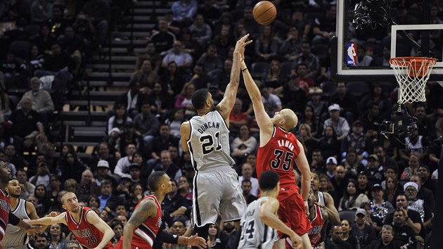 Tim Duncan ze San Antonia stl na ko Portlandu.