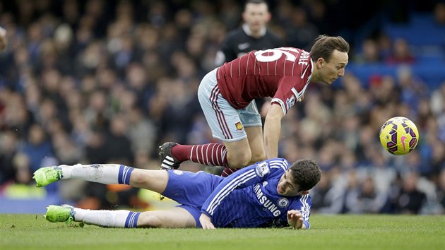 Mark Noble z West Hamu m v tomhle souboji navrch nad Oscarem z Chelsea.