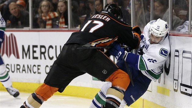 Ryan Kesler z Anaheimu nekompromisn zastavil Brada Richardsona z Vancouveru.