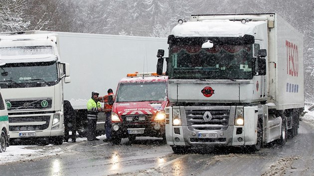 Kamiony zablokovaly dopravu na hlavnm silninm tahu z Karlovch Var do Prahy.