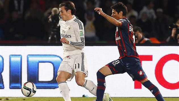Zlonk Realu Madrid Gareth Bale (vlevo) v akci bhem finlov zpasu mistrovstv svta klub.