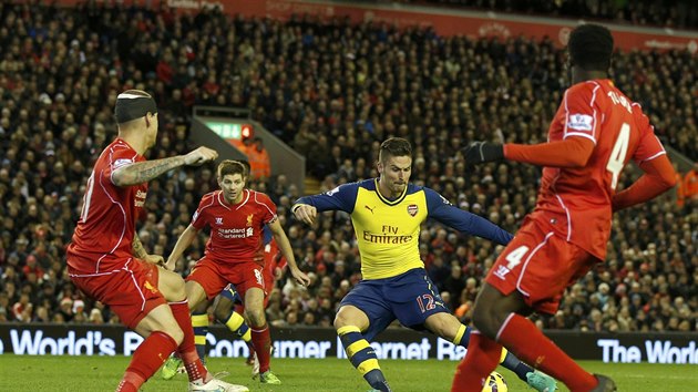 GLOV MOMENT. Olivier Giroud (ve lutm), tonk Arsenalu, nikm nehldn stl druhou branku svho tmu v utkn anglick ligy proti Liverpoolu.