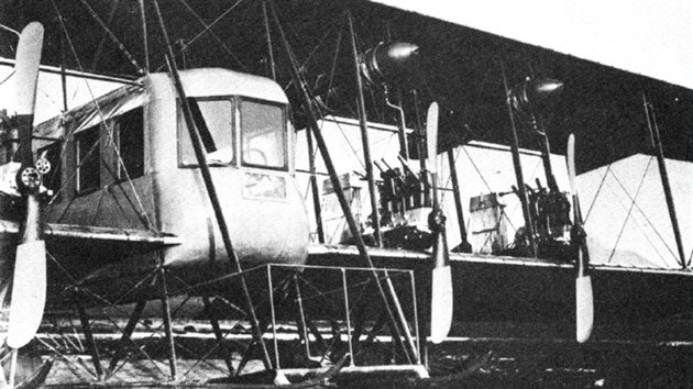 Na fotografii prvnho vyrobenho letadla Ilja Muromec (vr. . 107) vidme ped kabinou ploinu, kterou mly i nkter z nsledujcch stroj. U prvnch dvou Muromc srie B byl na tto ploin zkuebn instalovn kanon re 37 mm.