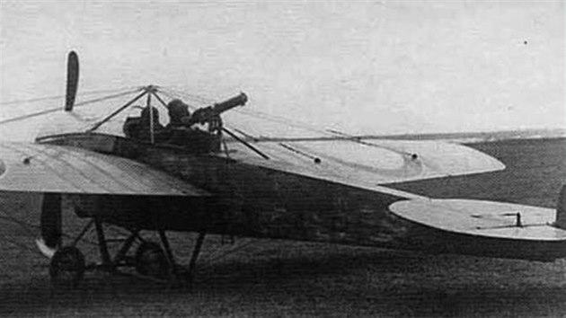 Nieuport IV s ruskmi znaky a instalovanm kulometem. Na zatku vlky disponovalo rusk letectvo pedevm letouny Farman HF.16 a Nieuport IV.