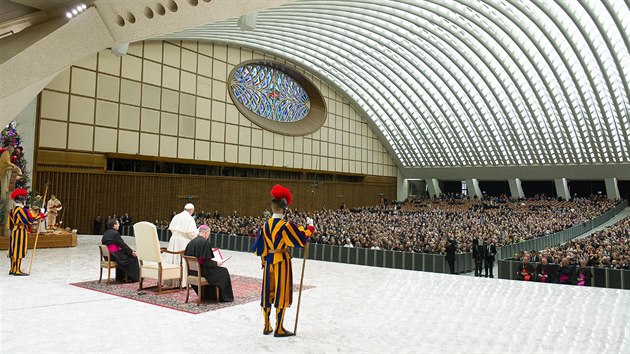 Pape Frantiek v pondl vedl tradin pedvnon projev k pedstavitelm msk kurie. Nsledn promluvil k zamstnancm Vatiknu a jejich rodinm (22. prosince)