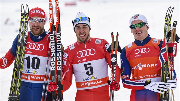 Zleva druh Alexej Petuchov, vtz Federico Pellegrino a tet Haagen Krogh po sprintu Svtovho pohru v Davosu.