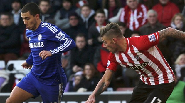 GLOV AKCE. M si vede Eden Hazard, kter vstelil v utkn proti Southamptonu vyrovnvac branku Chelsea.