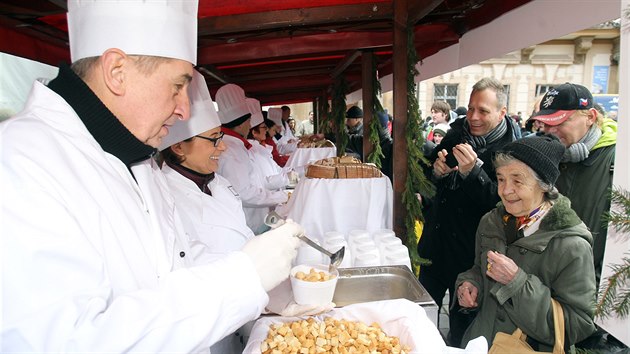Stejně jako loni se rozdaly stovky a stovky porcí tradičního vánočního pokrmu, pochutnat si mohl každý, kdo frontu vystál (24. prosince 2014)