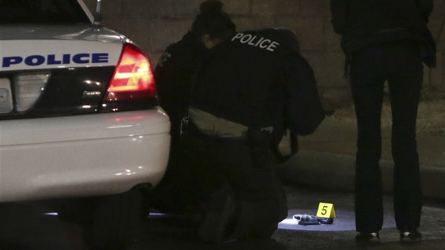 Policist z americkho St. Louis vyetuj incident na pedmst Berkeley, pi nm policista zastelil ernoskho mladka. Mu na nj mil zbran (24. prosince 2014).