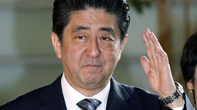 Staronov japonsk premir inz Abe pijd do sv oficiln rezidence pot, co ho zkonodrci potvrdili v ele vldy. (24. prosince 2014)