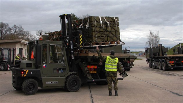 Munici pro Kurdy pekldali vojci ze 14. pluku logistick podpory a Agentury logistiky ji v ptek na speciln palety.