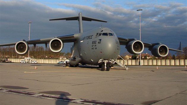 Pepravu zajioval letoun C-17 Globemaster americkho letectva.