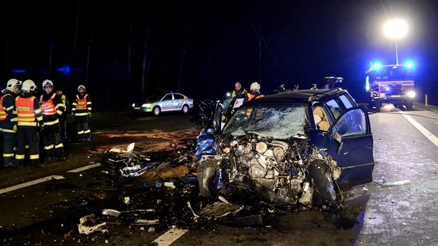 U Bochova na Karlovarsku se v noci na tdr den srazilo auto s cyklistou. Nsledn se BMW jet eln stetlo s passatem (24. prosince 2014).