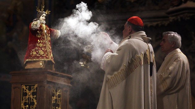 Kardinl Dominik Duka odslouil Plnon mi svatou v prask katedrle sv. Vta (25. prosince 2014).