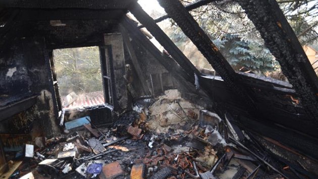 Nezvaný návštěvník podpálil v obci Hřebeč třiašedesátiletému důchodci chalupu. Ten se při hašení popálil (28. prosince 2014).