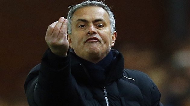 Jos Mourinho, trenr Chelsea, bhem zpasu na hiti Stoke.
