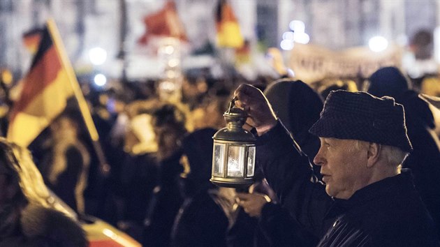 Demonstrace proti islamizaci Evropy. V saskch Dranech mli stoupenci protimuslimskho  hnut Pegida pevahu. (22. prosince 2014)