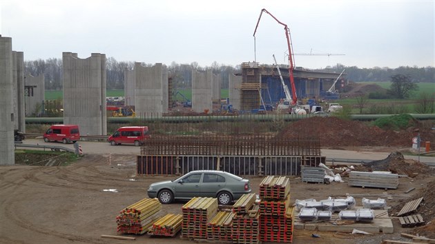 V dubnu 2014 stavbai betonovali zklady pro njezdovou vtev na R35.