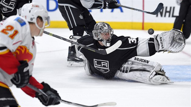 Brank Los Angeles Jonathan Quick vytahuje zzran zkrok v utkn proti Calgary.