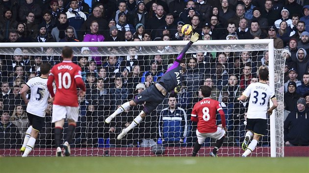 Brank Hugo Lloris z Tottenhamu pedvd v zpase proti Manchesteru United jeden z nkolika skvlch zkrok.