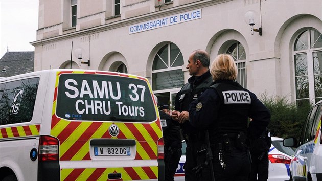 Policie ve mst Tours ve stedn Francii zastelila mue, kter na policejn stanici noem napadl a zranil ti pslunky. Provolval u toho Allhu akbar.