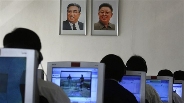 Na studenty v počítačové místnosti shlíží ze stěny dva zemřelí vůdci KLDR, Kim Ir-sen vlevo a Kim Čong-il vpravo.