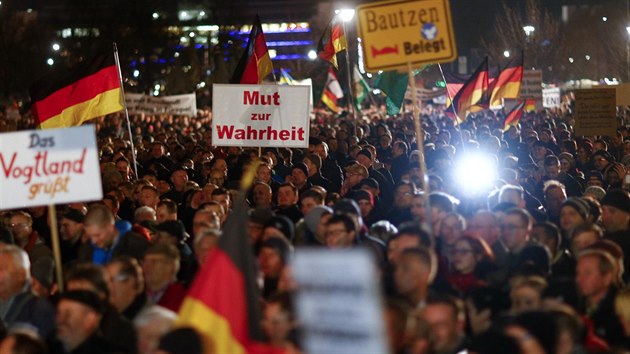 Na demonstraci svolané hnutím Vlastenečtí Evropané proti islamizaci Západu se v Drážďanech sešlo 17,5 tisíce lidí.