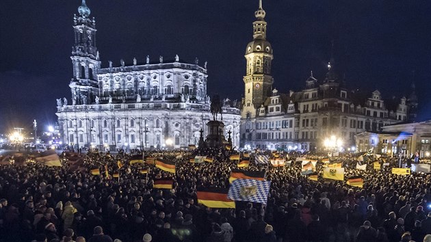 Demonstrace proti islamizaci Evropy, kterou svolalo hnut Pegida, ped dranskou Katedrlou Nejsvtj Trojice.