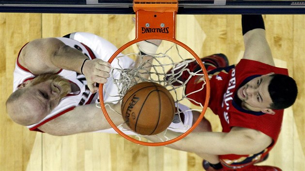 Chris Kaman (vlevo) z Portlandu smeuje do koe New Orleans, ve uctiv sleduje Austin Rivers.