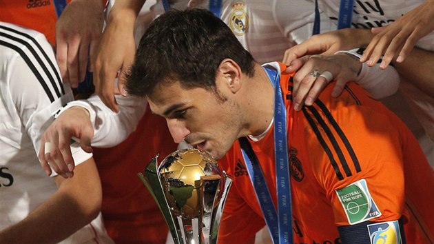 Iker Casillas pebr pro Real Madrid trofej pro vtze mistrovstv svta klub.