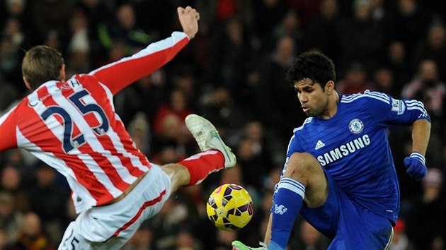 Diego Costa (v modrm) z Chelsea obchz Petera Crouche ze Stoke.