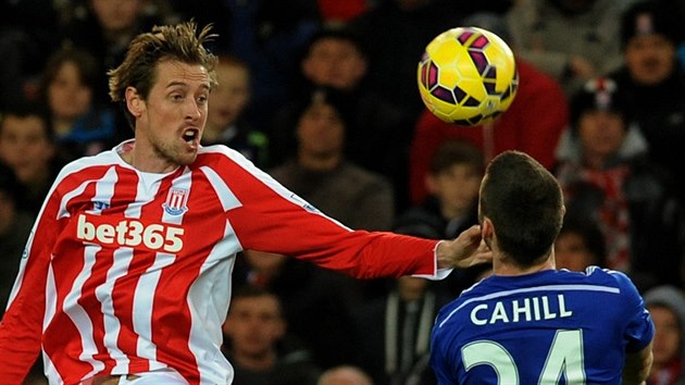 Peter Crouch (vlevo) ze Stoke City a Gary Cahill z Chelsea v souboji o m.