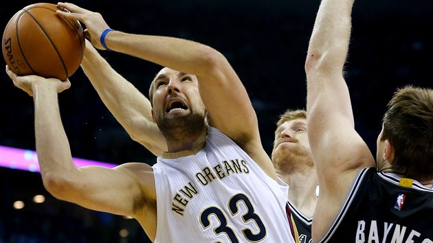 Ryan Anderson (v blm) z New Orleans zakonuje pes Matta Bonnera (uprosted) a Arona Baynese ze San Antonia.